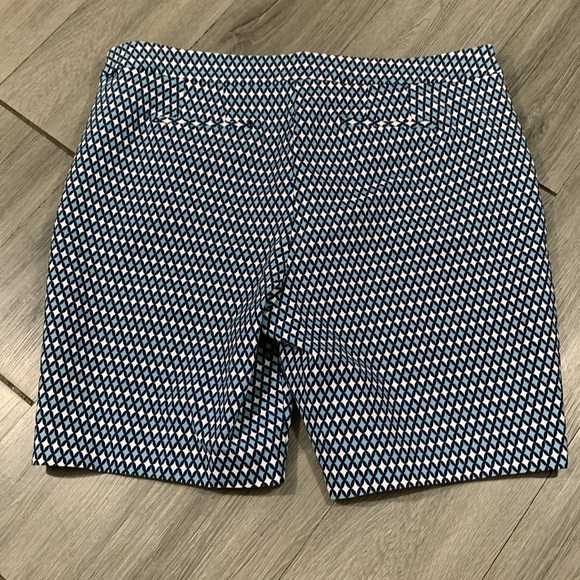 Boden Flat Front Blue Geometric Print Stretch Woven Shorts size 16 - Picture 4 of 9